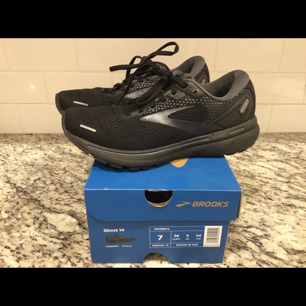 Brooks ghost 14 running shoe. Women’s sz 7 in black.